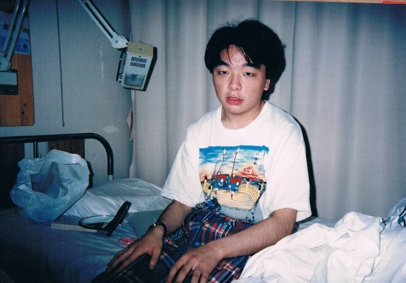 病室のベッドに腰掛ける十代のなかはちさん