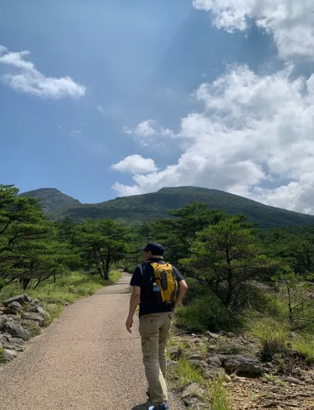 登山道を歩く保坂達彦さんの後ろ姿
