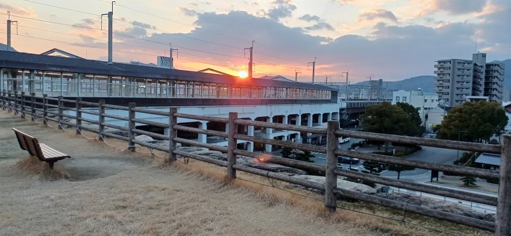 夕暮れの姫路駅前の風景