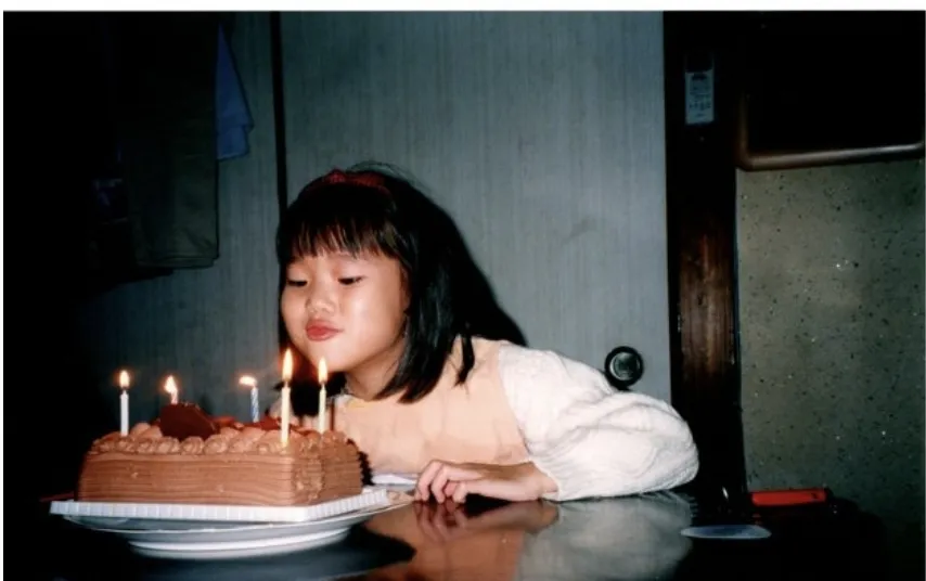 誕生日ケーキのろうそくを吹き消す次女・はるかさん