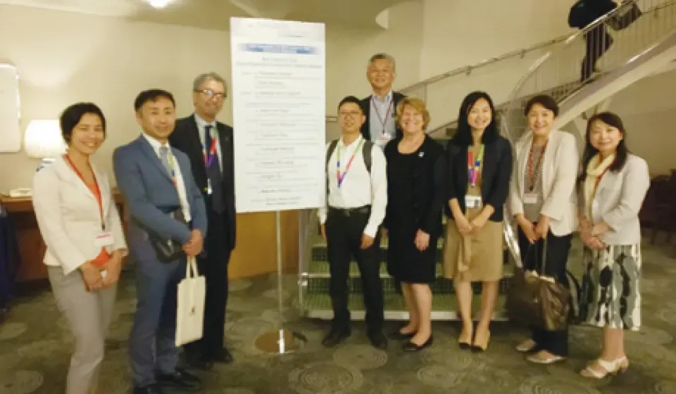 国際会議の会場で他団体・専門家とともに撮影した集合写真